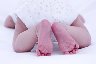 Hvad betyder det, når baby laver krampebevægelser eller gør sig selv stiv i kroppen?